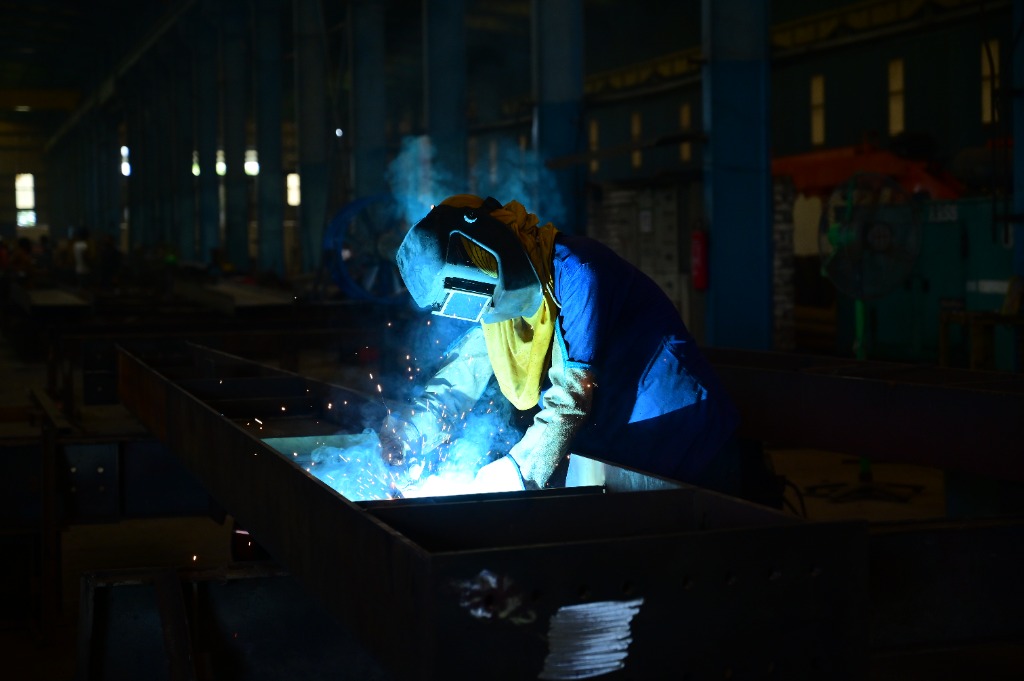 Cinematic welder fabricating steel structural members